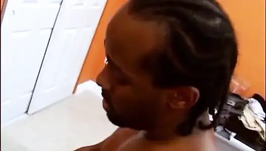 Большой черный член сосет большую черную пухлую девушку, трахающуюся в задницу