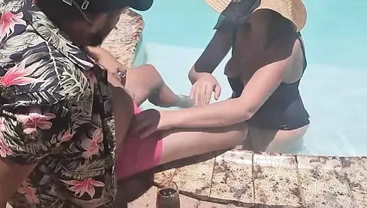 Blowjob kolam renang pria acak liburan