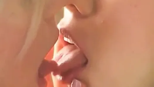girls hot tongue