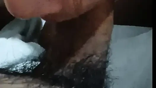 Kız boşalana kadar emmeyi seviyor