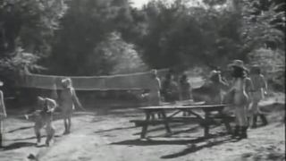 Groep meisjes met geweldige tieten die buiten spelen (vintage)