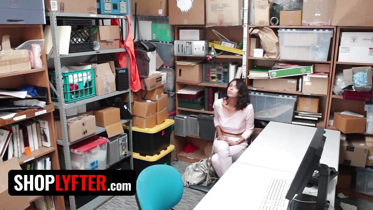 Shoplyfter - Hot Ebony Vixen Kat Arina Gaggs on Officer's Dick to Avoid Troubles with the Law