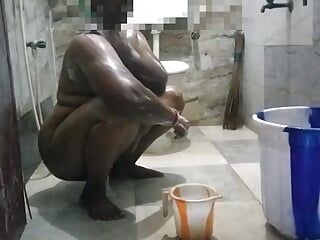 Tamil empregada está tomando banho em casa parte 1