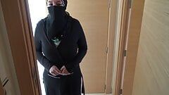 히잡을 쓴 성숙한 이집트 하녀와 섹스하는 영국 변태