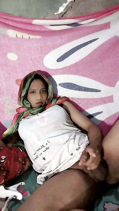 Hijab shemale fucks with eggplant and masturbation