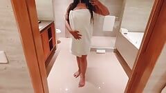 Sexy indiana indiana con grandi tette si diverte nella vasca da bagno in hotel a 5 stelle e si fa un ditalino alla figa