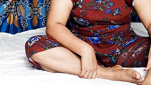 Evli üvey kız kardeş Nadiya sevgilisiyle domalarak sikişiyor