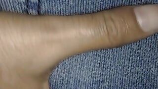 Une bite brutale se fait caresser dans un jean dans des toilettes publiques