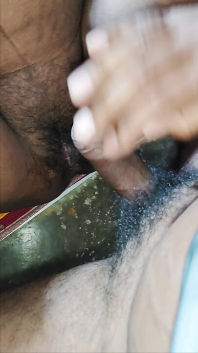 Bahan aapne bhai ka land hilai aaur aapne chut me pahli bar Bhai ka land dal di - brother and stepsister sex.