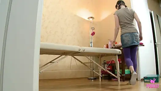 Ivan массажирует точку G Iyra до оргазма перед массажем члена!