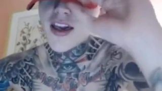 Ragazzo sexy tatuato che si masturba