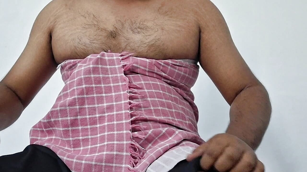 タオルを持ったぽっちゃり男性、肛門を見せる