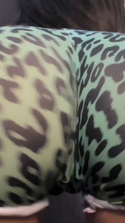 Ključni trenutak iz "Seksi i prekrasne Latine s velikom guzicom twerka, pleše perreo i trlja guzicu o dildo JEBANJE U OGLEDALU"