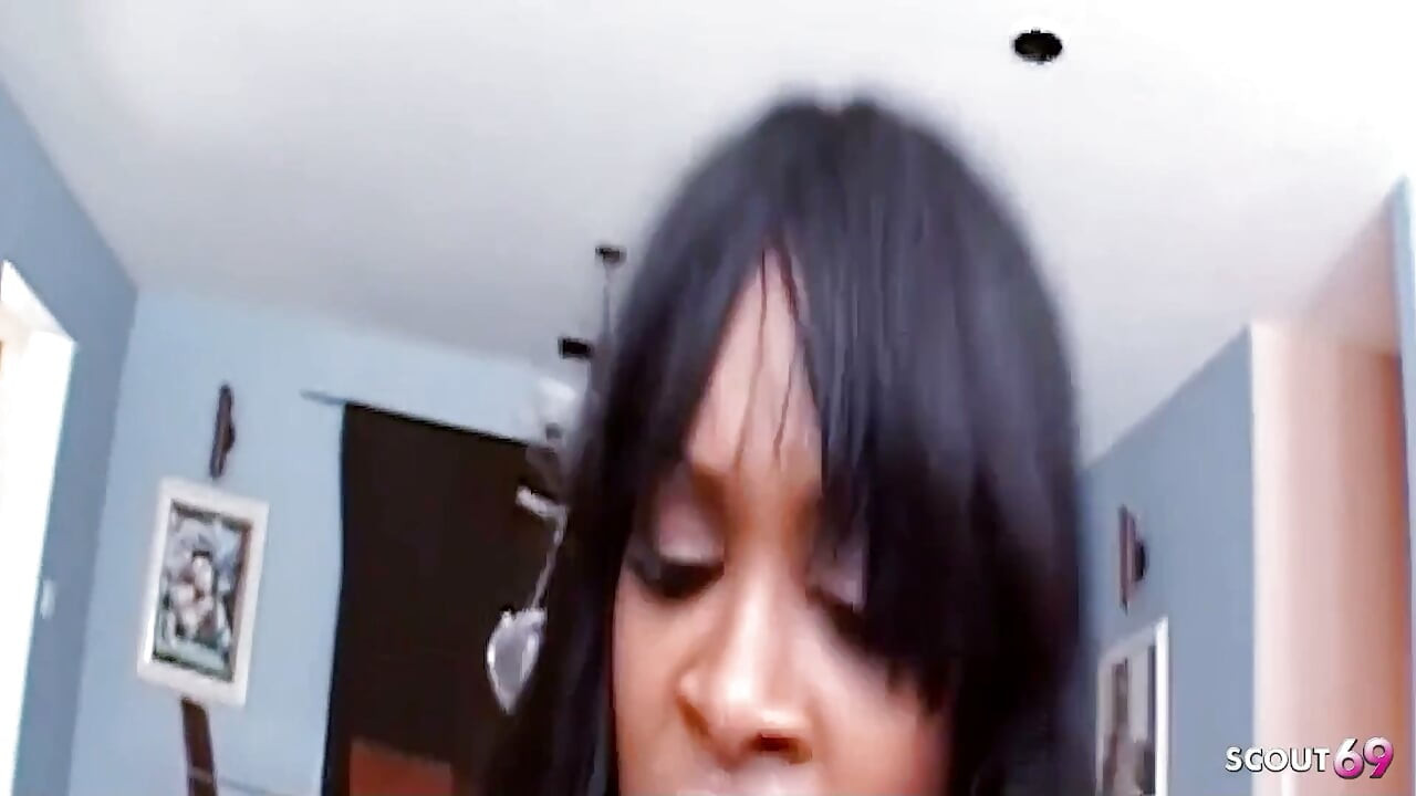 Sexy magere zwarte tiener Vanessa Monet wordt anaal geneukt door haar stiefvader met een grote zwarte lul