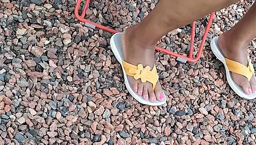 Kaki bahenol tante semok kulit hitam shiney dientot habis-habisan sama cowok berambut merah muda