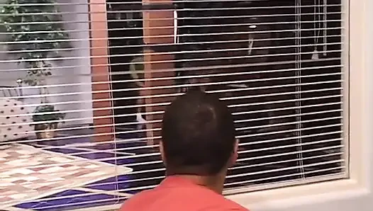 Azgın sürtük yatak odasında ırklararası grup seks yapıyor