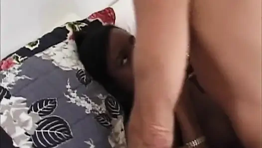 Pantat bahenol cewek rambut cokelat ini dicrot sperma hangat sampai lubangnya menganga lebar