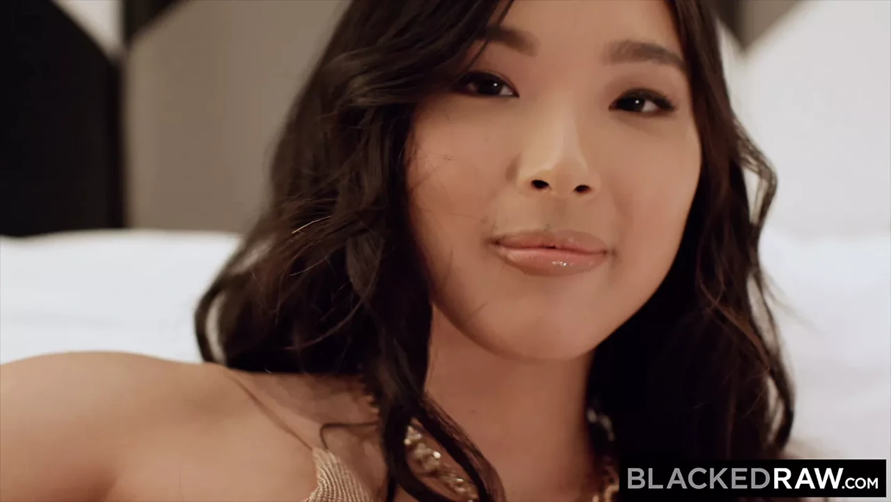 Blackedraw - 娇小的香港Elle喜欢骑乘Isiah的大黑屌