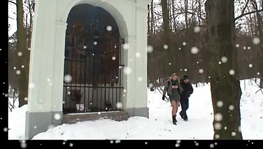 Alter mann fickt eine MILf im freien und kommt in den mund eines jungen mädchens