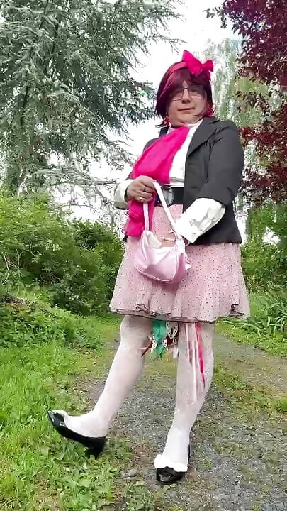 Vestida com uma saia rosa de bolinhas para uma festa