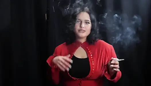 Tombul esmer kırmızı cardigan içinde sigara içiyor