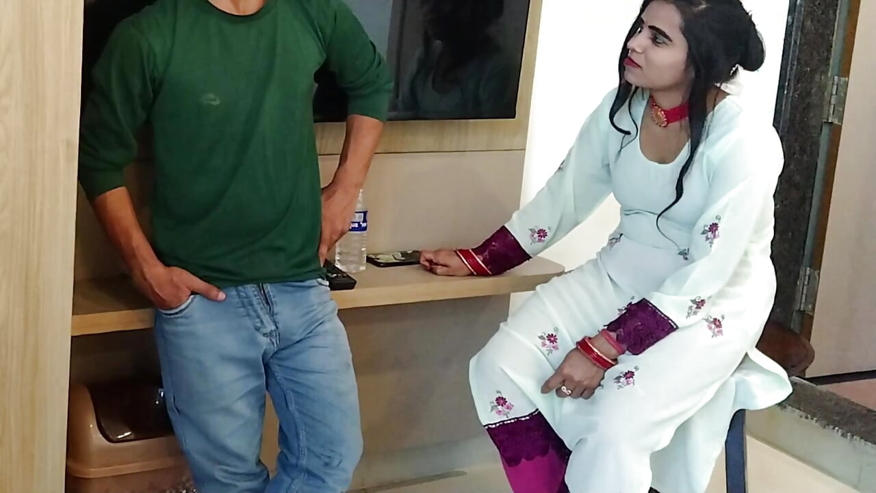 TV banane aaya tha aur Akeli ladki dekh ke pel diya