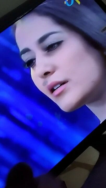 Ο Rashi Khanna χύνει στο πρόσωπο