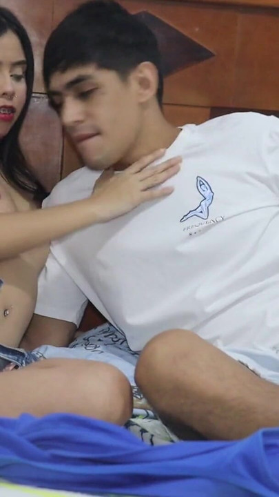 ฉันแชร์เตียงกับเพื่อนวิทยาลัยโคลอมเบียสุดฮอตของฉันและเราถ่ายตัวเองด้วยกัน | คลิป 1