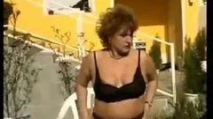 Esposa mayor mojada masturbándose en el jardín por snahbrandy