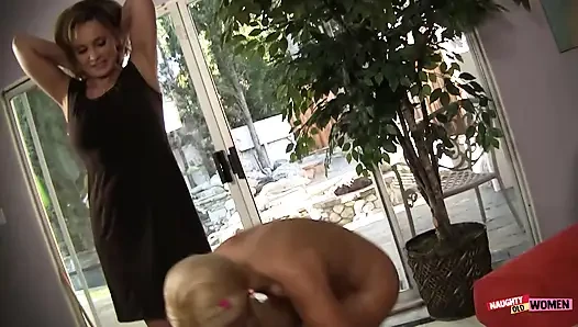 Rebecca Bardoux liebt es, ihr mädchen Kaycee Brooks und einen anderen typen als sexspielzeug zu benutzen
