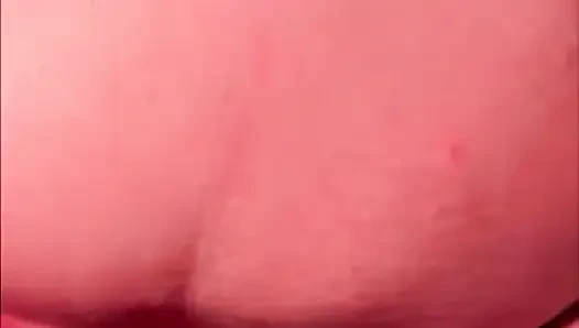 Sevimli iri güzel kadın fışkırtıyor yakın çekim