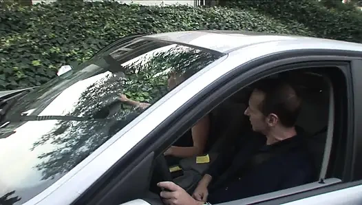 Sarışın orta yaşlı seksi kadın sokakta yakalandı ve götten sikildi