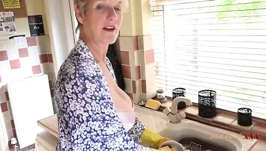 Auntjudysxxx - грудастая зрелая домохозяйка 58-летняя Molly сосет твой член на кухне (видео от первого лица)