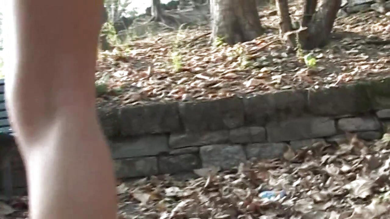 Tante hot lagi asik fingering memeknya di bangku taman