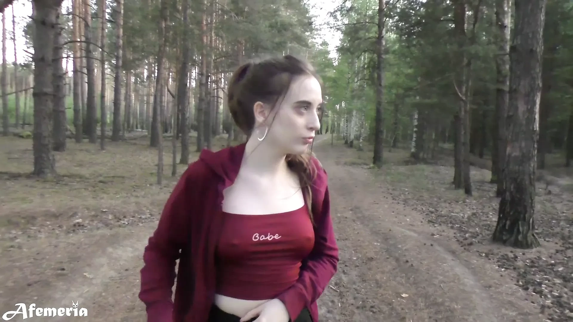 Doggystyle knullad flicka som går i skogen med nakna bröst