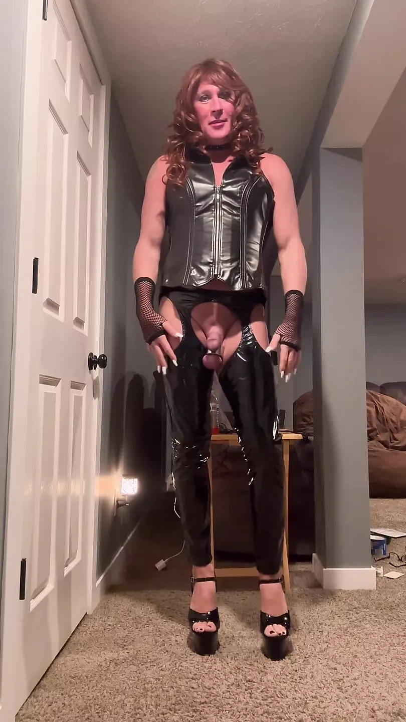 Crossdresser orlandi480 穿着女主人皮衣，用巨大的假阳具伸展菊花 | xHamster