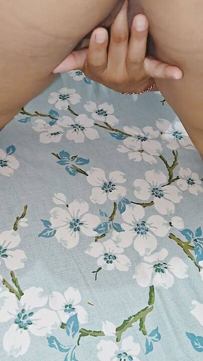 Gadis India cantik dengan payudara besar menikmati jari-jari