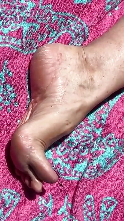 Une fan demande une mamie nue au soleil montre ses dessous de pieds et ses orteils sales et sa GILF 2