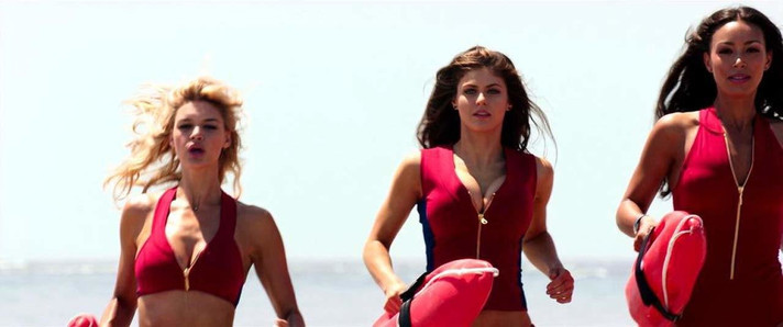 Kelly rohrbach y alexandra daddario tetas en la escena de los vigilantes de la playa