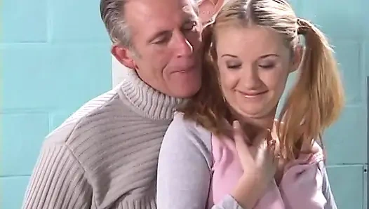 Yaşlı adamın genç tatlı amına ihtiyacı var