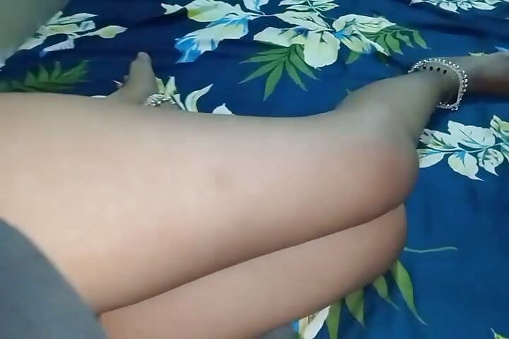 Una hermosa chica ángel y un chico follan en la cama