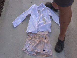 Писсинг на грязную белую юбку и белую школьную блузку