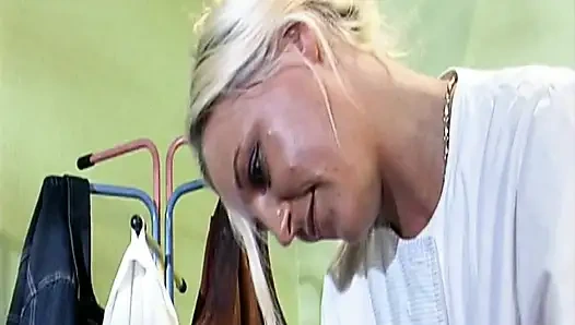 Kıllı çalılı sarışın Alman ateşli anne nostaljik anal seks yapıyor