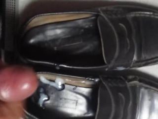 Éjaculation sur des chaussures malodorantes