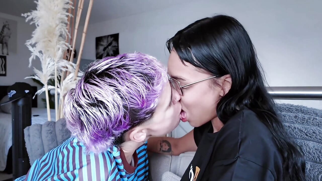 HOW DELICIOUS I ATE HIS MOUTH!! FINGERS AND KISSES WHILE I SUCK HER TITS
