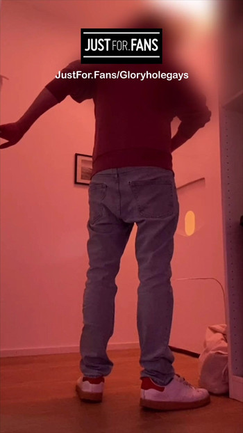 Golden Gloryhole - Jantan muda dengan keras mengisi tekak saya dahulu, kemudian benar-benar menenangkan cookie