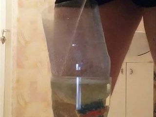 L'urina viene incanalata in un bicchiere
