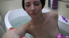 Великолепная крошка сексуально развлекается в ванне
