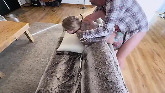 Подвешенная шлюшка жестко трахается с замужней парой.