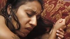 भारतीय लड़की सोफे पर जोरदार चुदाई करती है